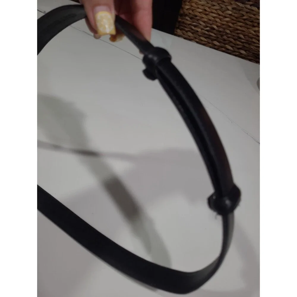 BEAUTIFUL BLACK WOMENS GENUINE LEATHER HOOK BELT SIZE SM/MED EUC B23